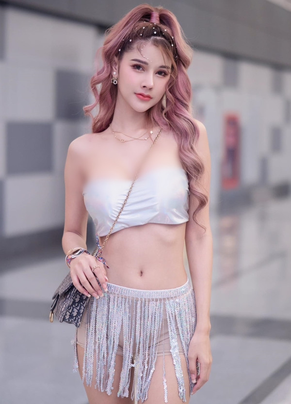 Với gương mặt xinh như búp bê, mái tóc xoăn màu hồng bồng bềnh và đặc biệt trang phục quá ngắn, hở bạo khoe body quyến rũ, Aareya Laman khiến tất cả mọi người phải chú ý đến cô nàng.