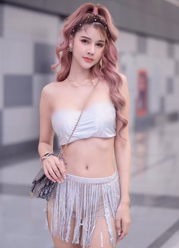 Với gương mặt xinh như búp bê, mái tóc xoăn màu hồng bồng bềnh và đặc biệt trang phục quá ngắn, hở bạo khoe body quyến rũ, Aareya Laman khiến tất cả mọi người phải chú ý đến cô nàng.