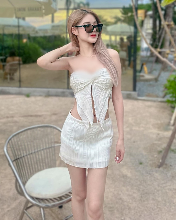 Lý do là bởi hở hang là yếu tố gây sốc, có thể tăng nhiệt độ thảo luận nhất thời nhưng khó giữ chân được những người hâm mộ thực sự.