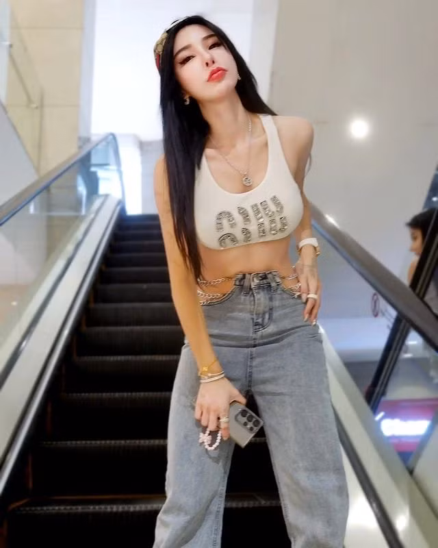 Theo tìm hiểu, Trần Thư Di là một trong những hot girl rất nổi tiếng ở Malaysia.