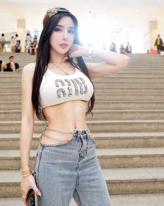 Rất nhanh, danh tính của hot girl này được tìm ra, đó là hot girl Trần Thư Di, người Malaysia.