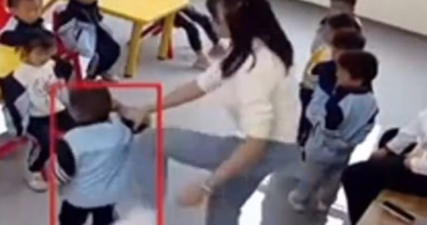 Xem camera, me bang hoang thay con bi co giao bao hanh