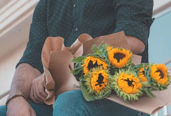 Tu choi nhan hoa cua ban nam, nu sinh chet tuc tuoi