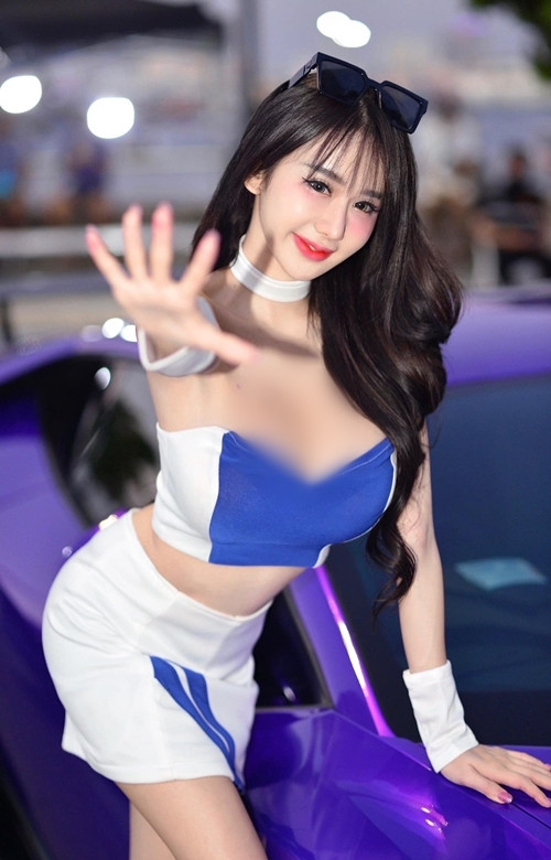 Cô nàng tốt nghiệp cử nhân khoa du lịch, trường Đại học hoàng gia Suan Dusit, một trong những trường đại học danh giá ở Bangkok, Thái Lan.