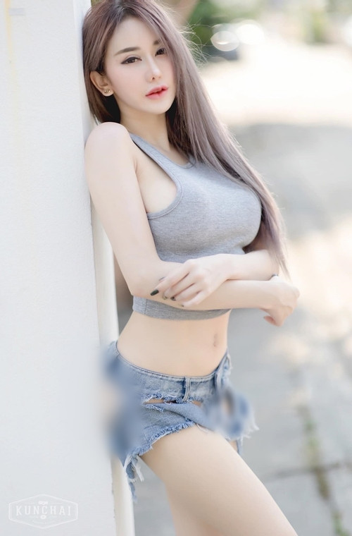 Rất nhanh, hot girl Waraporn Sreechampa nhận được sự chú ý lớn nhờ khuôn mặt xinh đẹp và thân hình chữ S nuột nà.