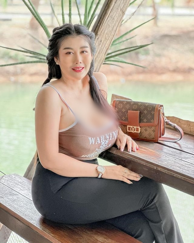 Mới đây, những hình ảnh hot girl Wanphenmakhunthod khoe dáng khi đi cà phê cùng bạn bè được lan truyền rộng rãi trên các trang mạng nổi tiếng ở Thái Lan. (Nguồn ảnh: IG)