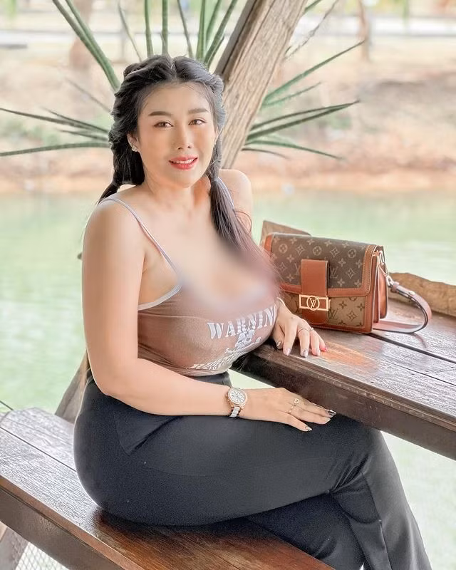 Mới đây, những hình ảnh hot girl Wanphenmakhunthod khoe dáng khi đi cà phê cùng bạn bè được lan truyền rộng rãi trên các trang mạng nổi tiếng ở Thái Lan. (Nguồn ảnh: IG)