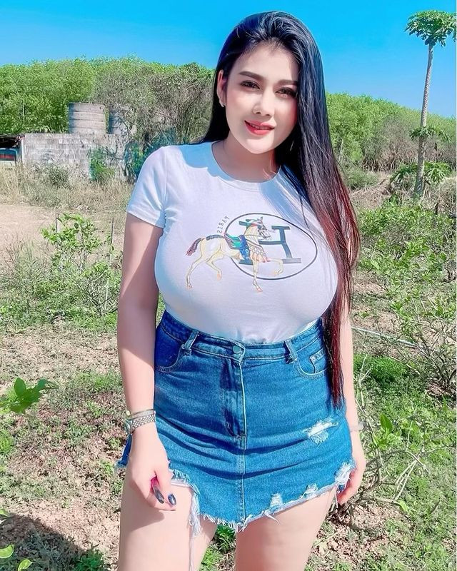 Thậm chí, ngay cả khi kín cổng cao tường, Wanphenmakhunthod vẫn không giấu được sự gợi cảm của mình.