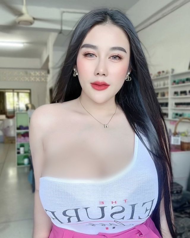 Với vòng một siêu khủng, dù mặc loại quần áo nào cô nàng cũng vô cùng nổi bật, thu hút.