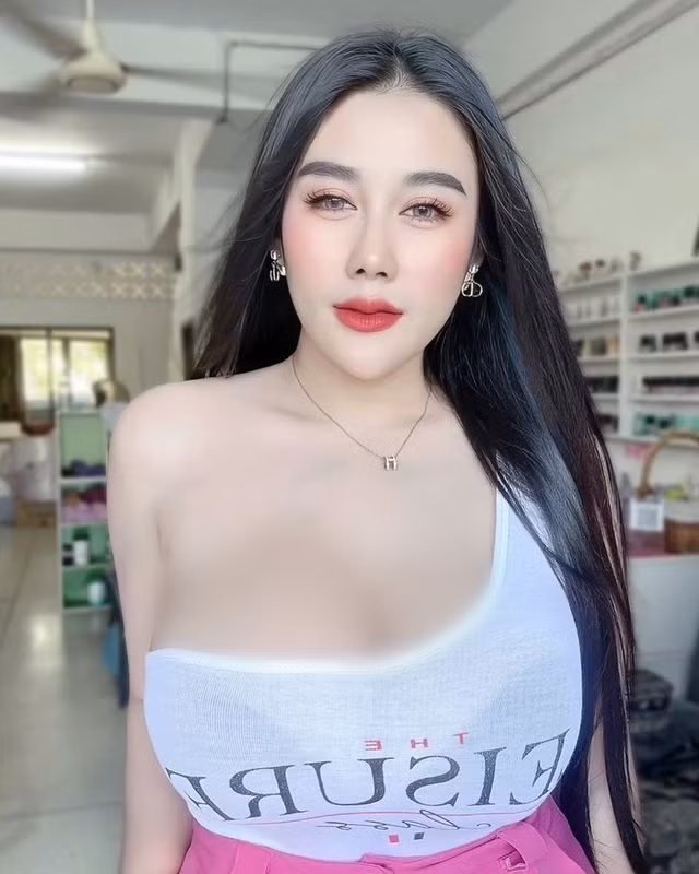 Với vòng một siêu khủng, dù mặc loại quần áo nào cô nàng cũng vô cùng nổi bật, thu hút.