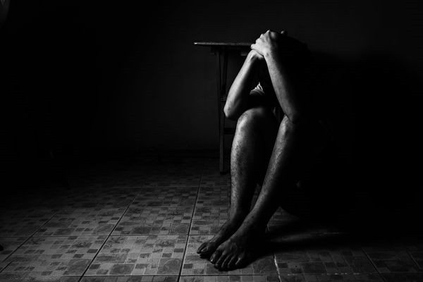 Con trai co bieu hien la, bo phat hien mat toi o truong