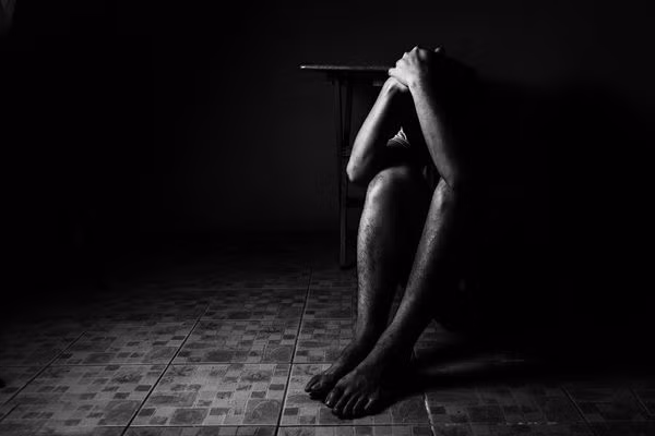 Con trai co bieu hien la, bo phat hien mat toi o truong