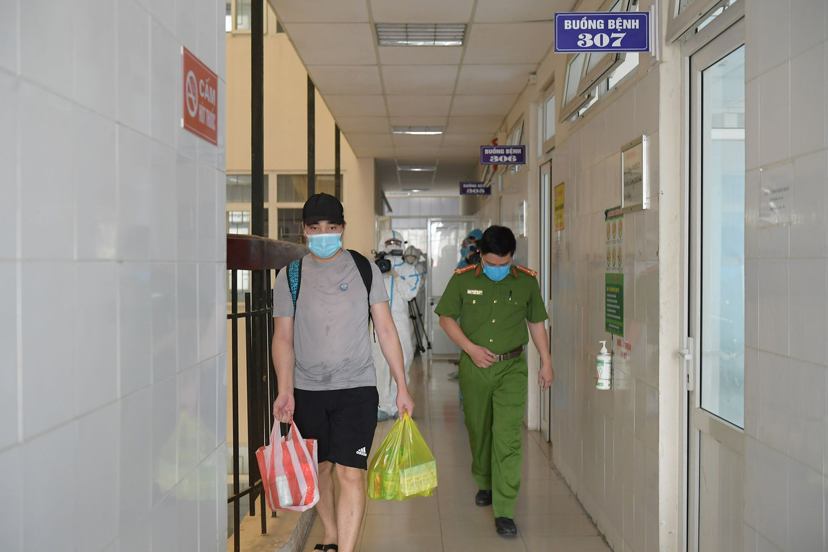 Bat tam giam Dao Duy Tung, ca nhiem COVID-19 nhap canh trai phep-Hinh-2