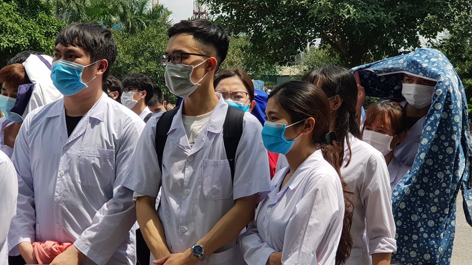 Hinh anh cham trai tim 267 sinh vien y Hai Duong chi vien Bac Giang, Bac Ninh-Hinh-14