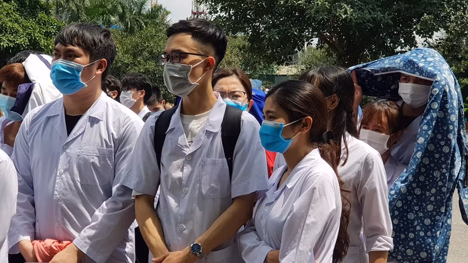 Hinh anh cham trai tim 267 sinh vien y Hai Duong chi vien Bac Giang, Bac Ninh-Hinh-14