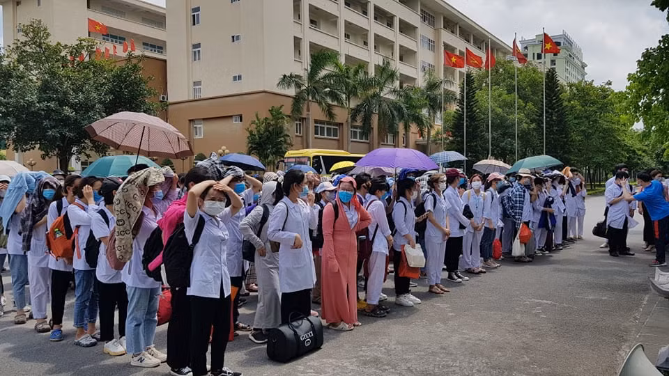 Hinh anh cham trai tim 267 sinh vien y Hai Duong chi vien Bac Giang, Bac Ninh-Hinh-10