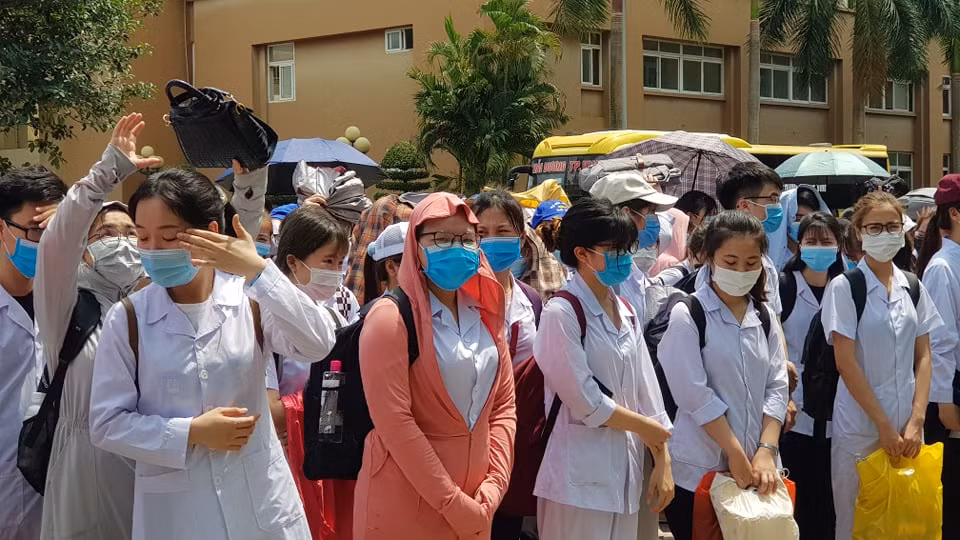 Hinh anh cham trai tim 267 sinh vien y Hai Duong chi vien Bac Giang, Bac Ninh-Hinh-9