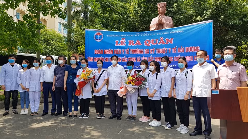 Hinh anh cham trai tim 267 sinh vien y Hai Duong chi vien Bac Giang, Bac Ninh-Hinh-4