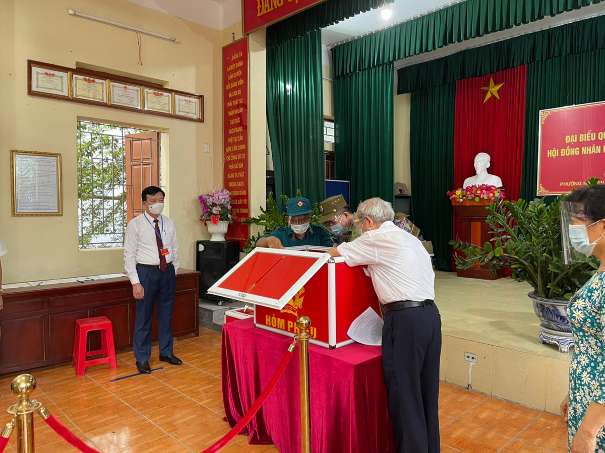 Hòm phiếu được kiểm tra trước khi tiến hành bầu cử.