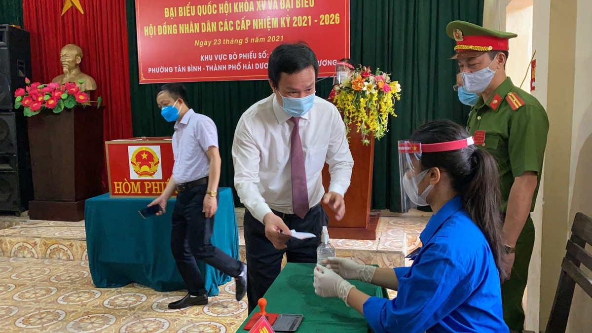 Phó Bí thư Tỉnh ủy Triệu Thế Hùng yêu cầu các thành viên tổ bầu cử tiếp tục nâng cao tinh thần trách nhiệm, nhắc nhở cử tri thực hiện tốt các biện pháp bảo đảm an toàn phòng chống dịch COVID-19. Khu vực bỏ phiếu số 4 có gần 1.400 cử tri.