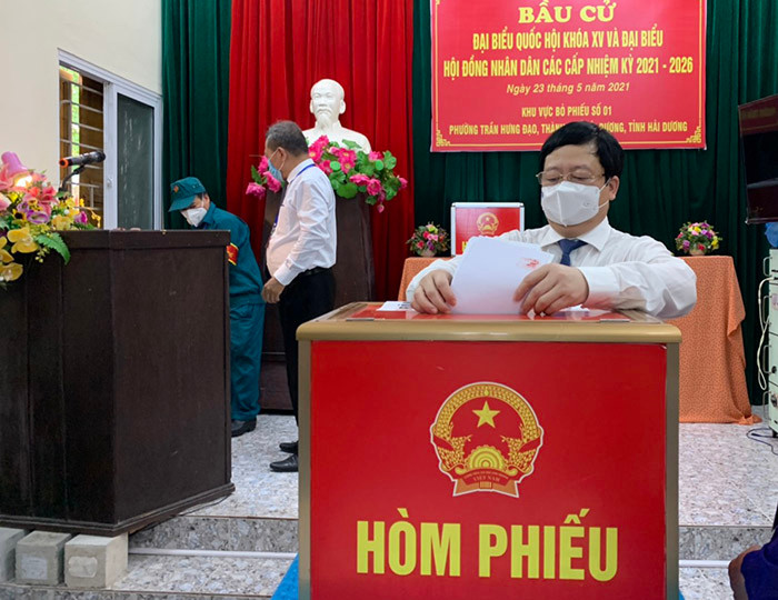 Tại khu vực bỏ phiếu số 1, khu dân cư số 1, phường Trần Hưng Đạo (TP Hải Dương), ông Nguyễn Dương Thái, Chủ tịch UBND tỉnh Hải Dương, Trưởng Đoàn Đại biểu Quốc hội tỉnh, Phó Chủ tịch Thường trực Ủy ban Bầu cử tỉnh dự lễ khai mạc bầu cử tại nơi cư trú và thực hiện quyền công dân.