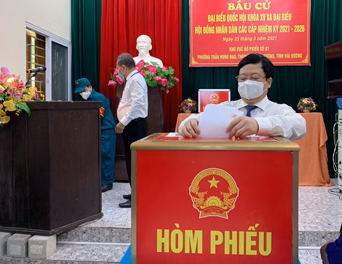 Tại khu vực bỏ phiếu số 1, khu dân cư số 1, phường Trần Hưng Đạo (TP Hải Dương), ông Nguyễn Dương Thái, Chủ tịch UBND tỉnh Hải Dương, Trưởng Đoàn Đại biểu Quốc hội tỉnh, Phó Chủ tịch Thường trực Ủy ban Bầu cử tỉnh dự lễ khai mạc bầu cử tại nơi cư trú và thực hiện quyền công dân.