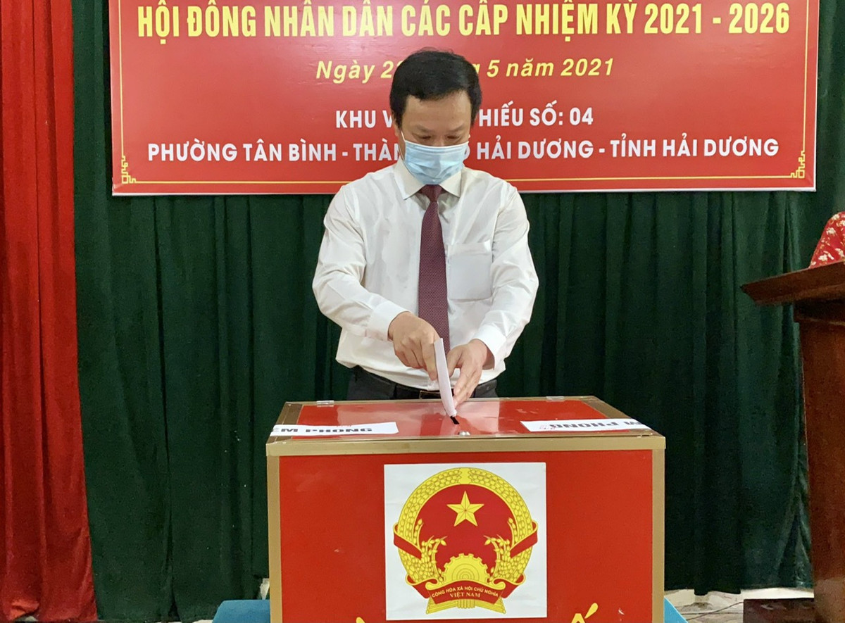 Ông Triệu Thế Hùng, Phó Bí thư Tỉnh ủy Hải Dương, Phó Chủ tịch Ủy ban Bầu cử tỉnh đã bỏ phiếu bầu cử tại khu vực bỏ phiếu số 4, đơn vị bầu cử số 3, khu dân cư số 5 phường Tân Bình (TP Hải Dương).