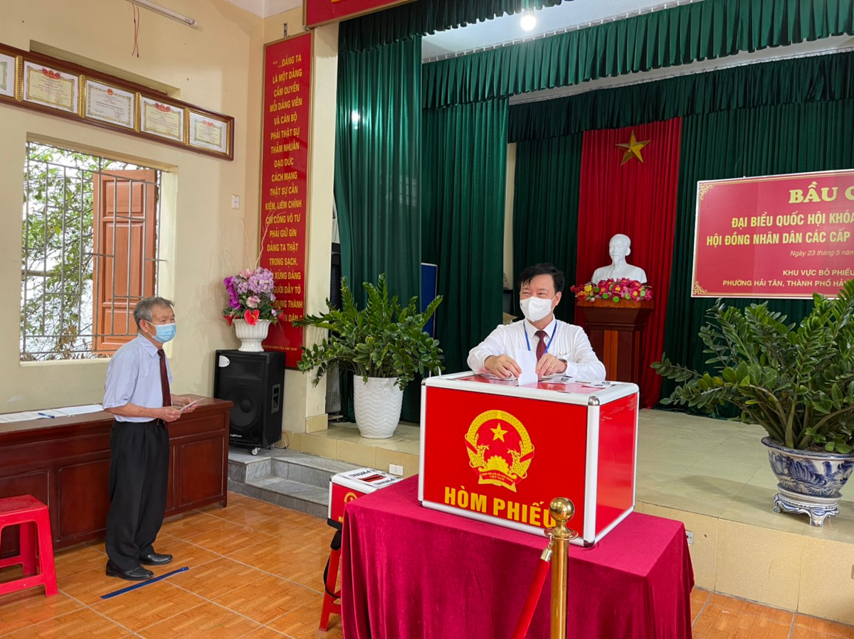 Bí thư Tỉnh ủy Hải Dương Phạm Xuân Thăng thực hiện quyền, nghĩa vụ bầu cử tại nơi cư trú.