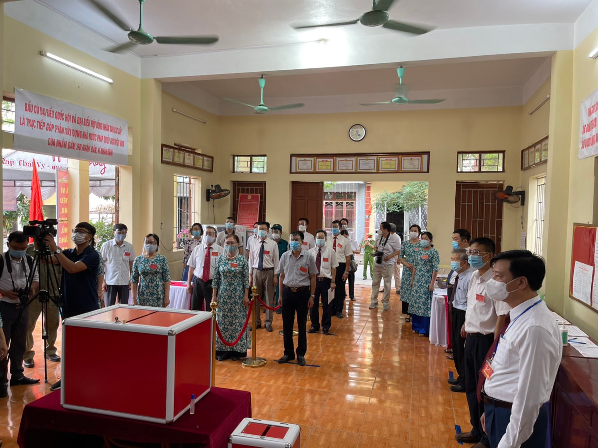 6h30 sáng ngày 23/5, tại khu vực bỏ phiếu số 11, khu dân cư 12 phường Hải Tân (TP Hải Dương), ông Phạm Xuân Thăng, Ủy viên Trung ương Đảng, Bí thư Tỉnh ủy Hải Dương, Chủ tịch HĐND tỉnh, Chủ tịch Ủy ban Bầu cử tỉnh dự lễ khai mạc bầu cử đại biểu Quốc hội khóa XV và đại biểu HĐND các cấp nhiệm kỳ 2021 - 2026.