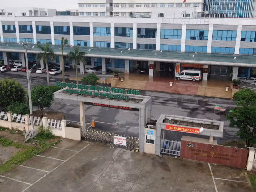 Bệnh viện Bệnh Nhiệt đới Trung ương “nội bất xuất, ngoại bất nhập”. Ngày 5/5, sau khi phát hiện chùm ca bệnh lớn tại Bệnh viện Bệnh Nhiệt đới Trung ương cơ sở 2, từ 8h cùng ngày 5/5 đến 19/5, cơ sở 2 của Bệnh viện Bệnh Nhiệt đới Trung ương (xã Kim Chung, Đông Anh, Hà Nội) ngừng tiếp nhận khám, nhập viện điều trị nội trú, cách ly tập trung nhân viên, người lao động làm việc tại xã Kim Chung, huyện Đông Anh, Hà Nội.