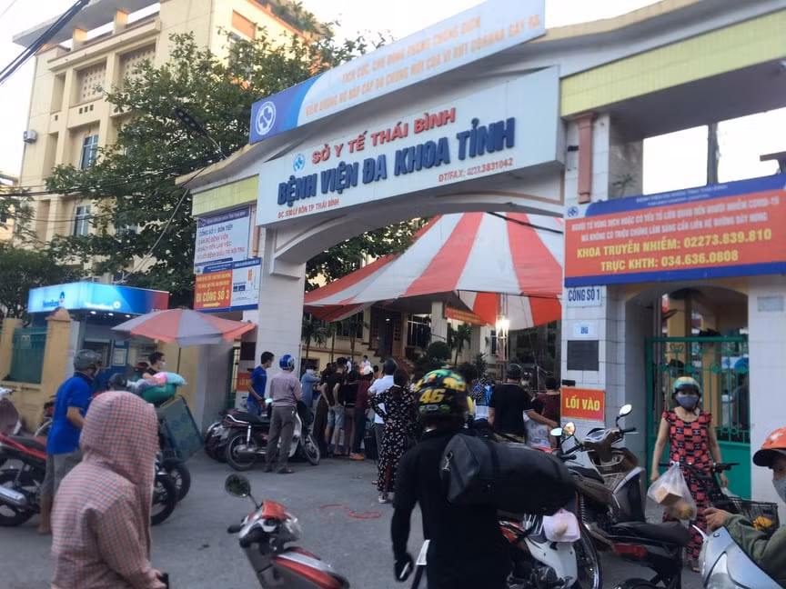 Sáng 6/5, Bệnh viện Đa khoa tỉnh Thái Bình (530 Lý Bôn, phường Quang Trung, thành phố Thái Bình) được yêu cầu phong tỏa ngay sau khi địa phương này phát hiện một bệnh nhân đang điều trị mắc COVID-19.