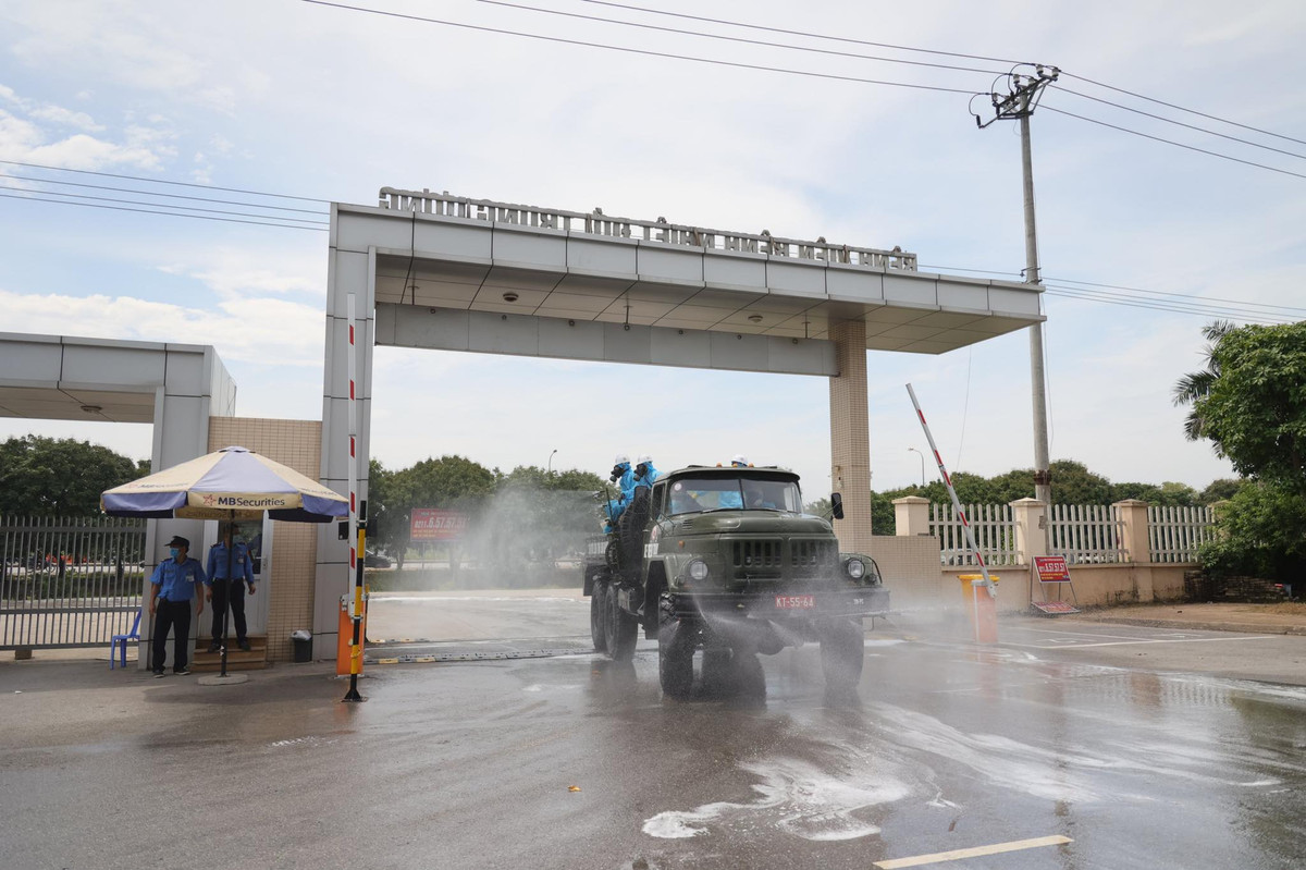 Bệnh viện Bệnh Nhiệt đới Trung ương cơ sở 2 xã Kim Chung, huyện Đông Anh, Hà Nội) là nơi điều trị cho các bệnh nhân COVID-19 lớn nhất miền Bắc. 