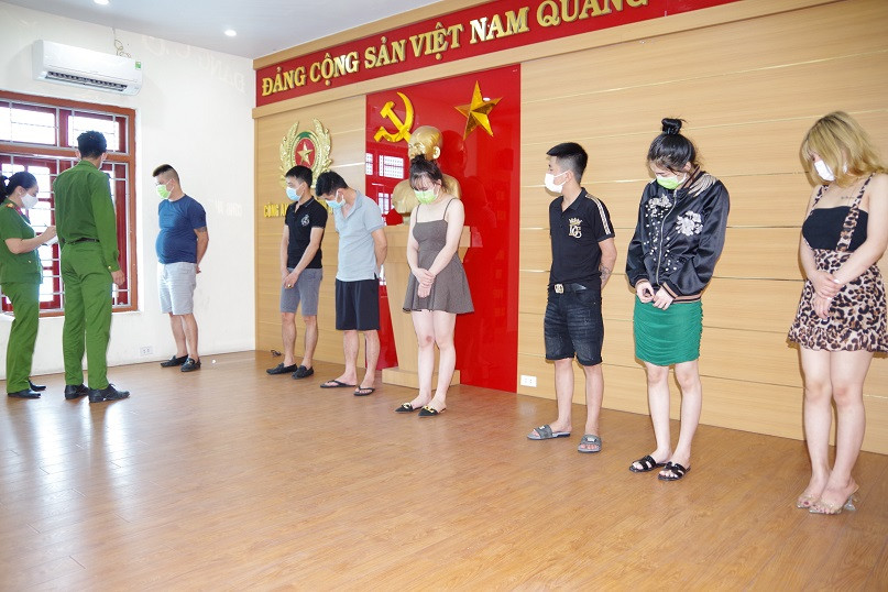 Hai Duong: Karaoke KINGDOM bat tuan lenh cam, 31 dan choi “say sua” bay lac-Hinh-3