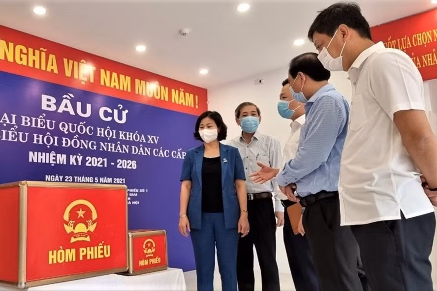 Dich COVID-19 dien bien phuc tap: Co nen bau cu truc tuyen?-Hinh-4