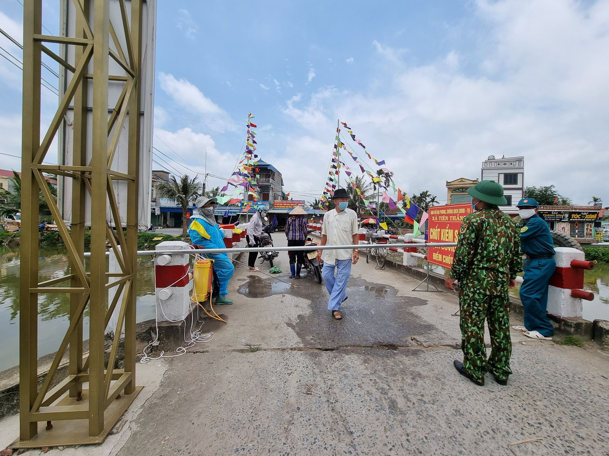 Hai Phong phe binh Giam doc So Y te cham tre mua sam thiet bi phong dich