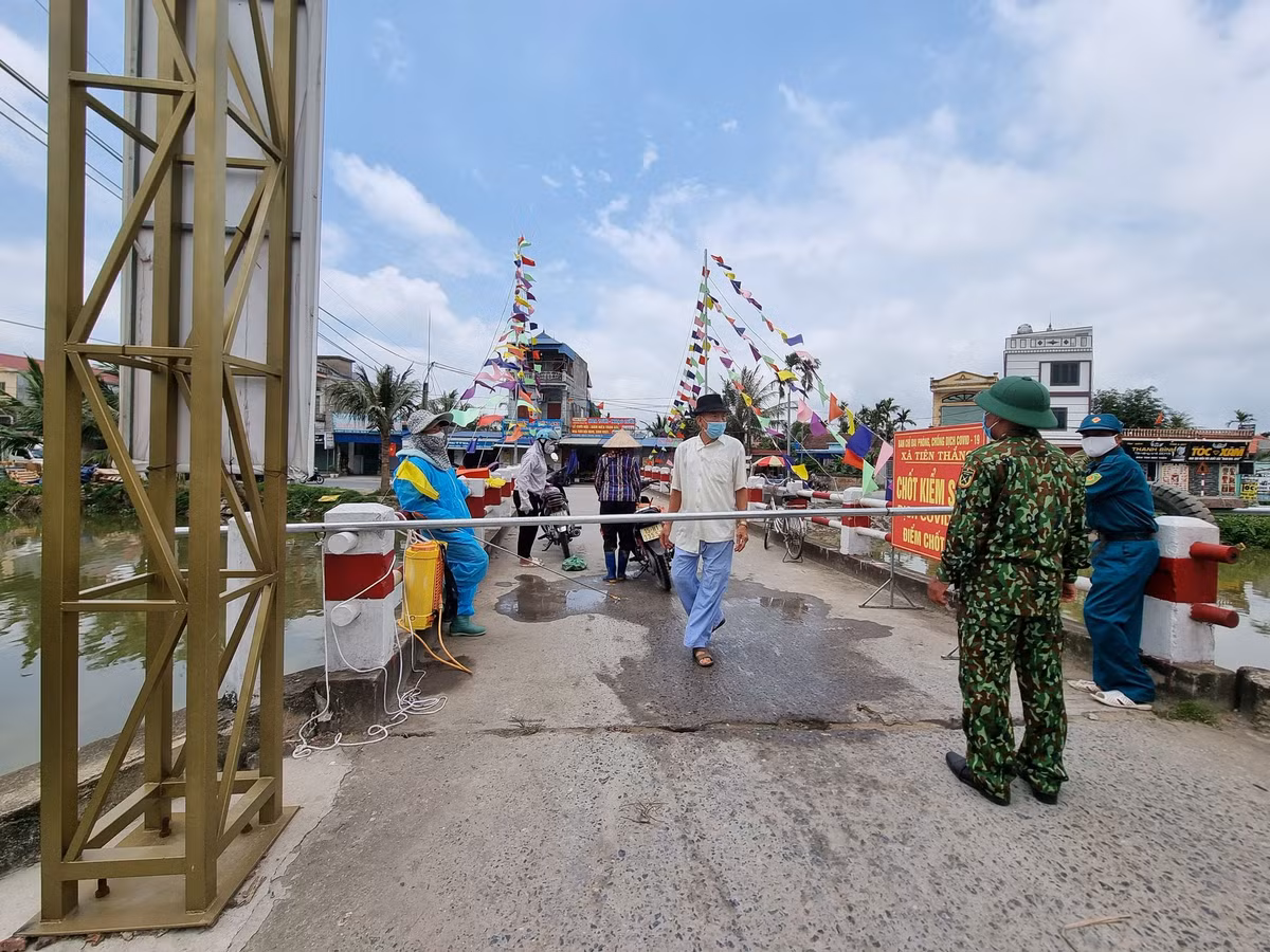 Hai Phong phe binh Giam doc So Y te cham tre mua sam thiet bi phong dich