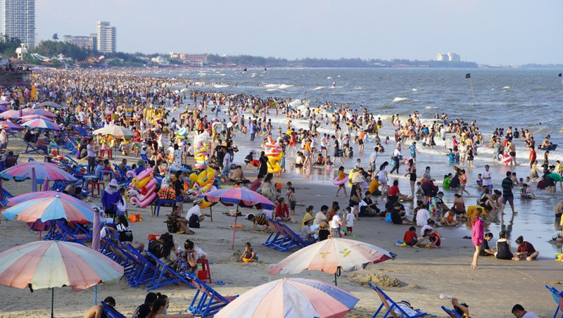 Dù các Cơ quan chức năng Vũng Tàu tăng cường lực lượng tuyên truyền người dân, du khách chấp hành nghiêm các biện pháp phòng chống dịch, đeo khẩu trang...Tuy nhiên nhiều người vẫn lo lắng nguy cơ lây lan dịch bệnh.