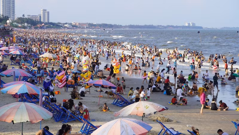 Dù các Cơ quan chức năng Vũng Tàu tăng cường lực lượng tuyên truyền người dân, du khách chấp hành nghiêm các biện pháp phòng chống dịch, đeo khẩu trang...Tuy nhiên nhiều người vẫn lo lắng nguy cơ lây lan dịch bệnh.