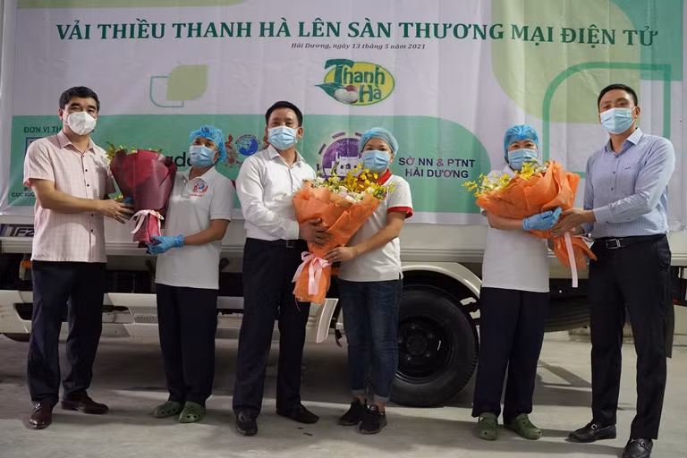 Trước đó, ngày 14/5/2021, vải thiều Thanh Hà của Hải Dương chính thức lên sàn thương mại điện tử Lazada. Ông James Dong – Tổng Giám đốc Lazada Việt Nam cho biết: “Tại Lazada, mục tiêu hàng đầu của chúng tôi là đồng hành, hỗ trợ các doanh nghiệp, nhà bán hàng địa phương kinh doanh hiệu quả trên thương mại điện tử. Vì vậy, chúng tôi rất vui mừng khi được hợp tác với Cục XTTM để cùng quảng bá và bán đặc sản vải Thanh Hà của tỉnh Hải Dương trên Lazada.