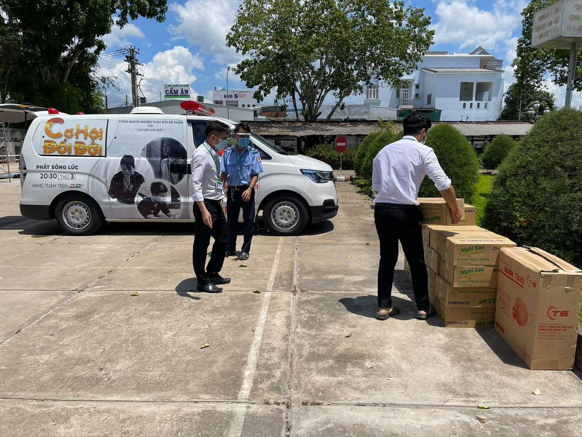 Phòng công tác xã hội Bệnh viện đa khoa khu vực Cai Lậy đã tiếp nhận sữa và tiền từ ông Đoàn Ngọc Hải để giúp đỡ các bệnh nhi trên. Các bệnh nhi sẽ có một tết thiếu nhi ấm áp đầy yêu thương để tiếp tục vượt qua bệnh tật.