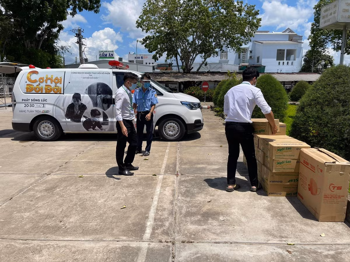 Phòng công tác xã hội Bệnh viện đa khoa khu vực Cai Lậy đã tiếp nhận sữa và tiền từ ông Đoàn Ngọc Hải để giúp đỡ các bệnh nhi trên. Các bệnh nhi sẽ có một tết thiếu nhi ấm áp đầy yêu thương để tiếp tục vượt qua bệnh tật.