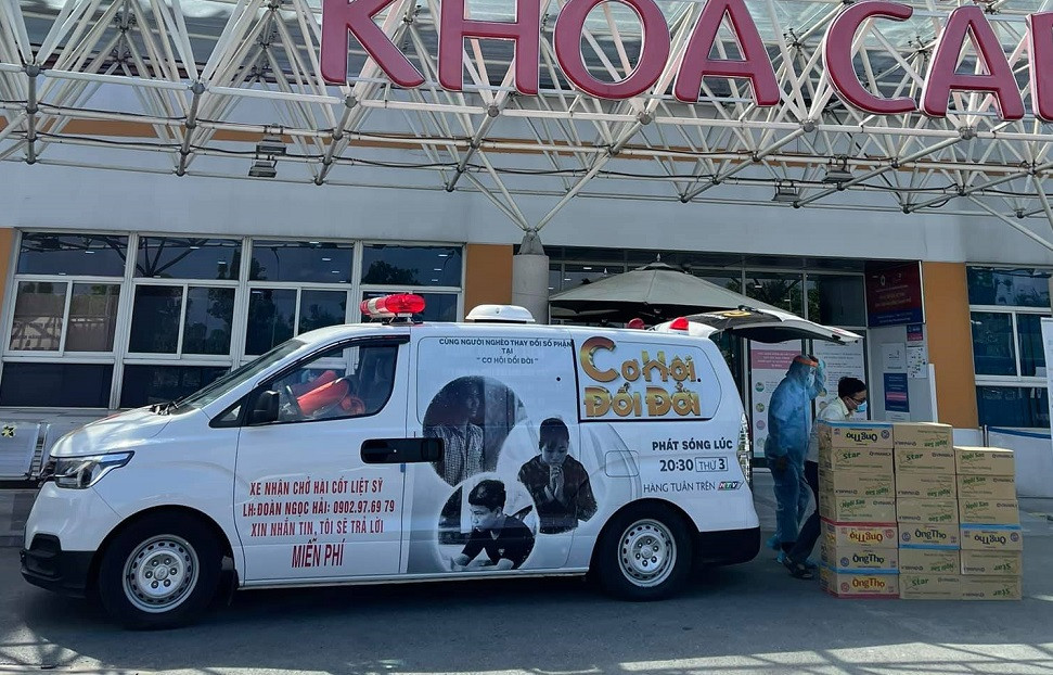 Ngày 31/5, thành phố HCM bắt đầu thực hiện giãn cách xã hội. Ông Đoàn Ngọc Hải vẫn cùng chiếc xe cứu thương quen thuộc đi giúp đỡ các bệnh nhi có hoàn cảnh khó khăn đang điều trị tại bệnh viện nhân dịp tết Thiếu nhi 1/6. Tại BV Nhi đồng TP HCM, ông Hải đã chuyển hơn 1.000 hộp sữa đặc, tặng 48 bệnh nhi ở miền Tây Nam bộ và Tây Nguyên đang điều trị tại đây mỗi cháu 500.000 đồng từ Quỹ Vì đồng bào.