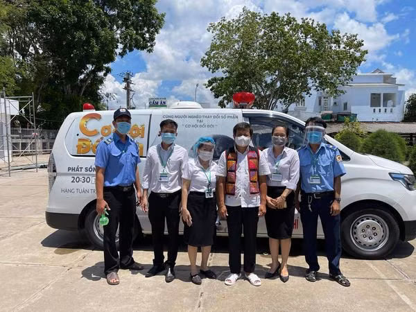 Ông Hải cũng đã đến bệnh viện đa khoa khu vực Cai Lậy (Tiền Giang) để phát 1104 hộp sữa đặc và 1 thùng khẩu trang y tế cho các bệnh nhi đang điều trị tại đây. Đồng thời, tặng 100 cháu, mỗi cháu bệnh nhi con em gia đình khó khăn 500.000 đồng từ Quỹ Vì đồng bào.