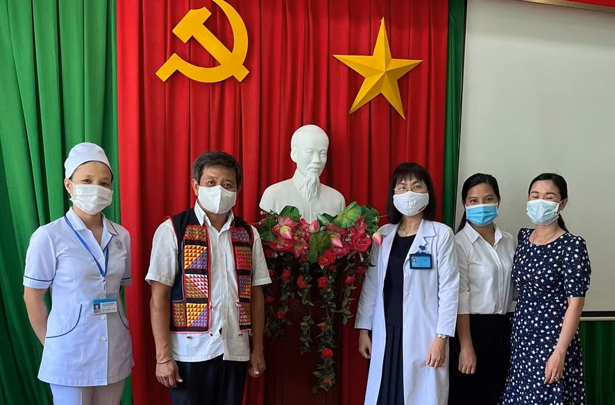 Ông Đoàn Ngọc Hải cũng đã đến BV đa khoa tỉnh Vĩnh Long – nơi có nhiều bệnh nhi người Khơ Me con gia đình nghèo đang điều trị. Ông Hải đã gửi 1392 hộp sữa đặc và 1 thùng khẩu trang y tế của bà con Sài Gòn cho các bệnh nhi. Đồng thời, Quỹ Vì đồng bào tặng 100 bệnh nhi con gia đình nghèo mỗi bệnh nhi 500 ngàn đồng.