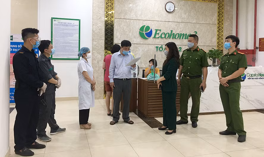  Cách ly y tế tòa nhà NO2 chung cư Ecohome 3. Ngày 17/5, lực lượng chức năng Hà Nội đã thực hiện cách ly y tế tòa nhà NO2 chung cư Ecohome 3, đường Tân Xuân, phường Đông Ngạc (quận Bắc Từ Liêm) do có ca dương tính là nhân viên của Bệnh viện Phổi Trung ương.