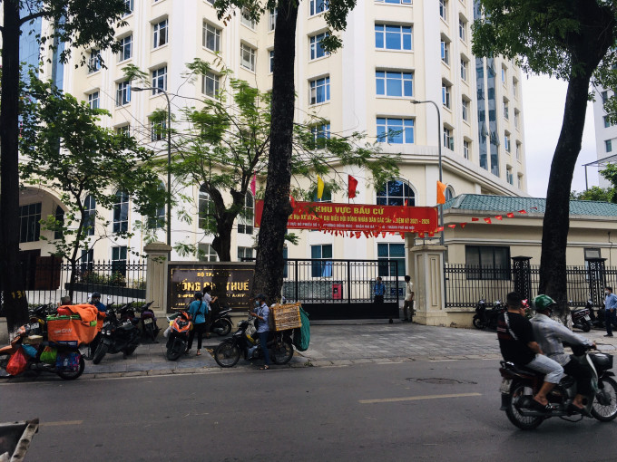 Công chức Văn phòng Tổng cục Thuế dương tính SARS-CoV-2 làm việc tại trụ sở Tổng cục Thuế (123 Lò Đúc), có tiếp xúc thường xuyên với bệnh nhân 5242 tại Công ty SUNLED, quán Net, quán Café.