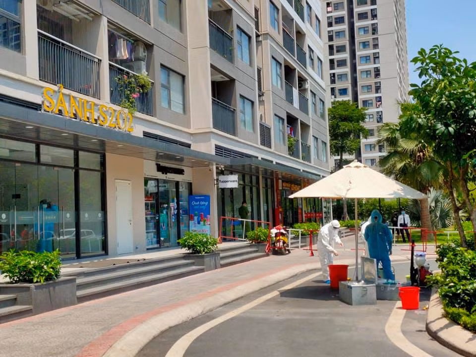  Phong tỏa tạm thời 1 tòa nhà tại Khu đô thị Vinhome Ocean Park. Ngày 22/5, UBND huyện Gia Lâm quyết định cách ly, phong tỏa tạm thời toàn bộ tòa nhà S202, Khu đô thị Vinhome Ocean Park do đây là nơi ở của bệnh nhân N.Đ.C (sinh năm 1982), sinh sống tại căn hộ 1111 dương tính với SARS-CoV-2.