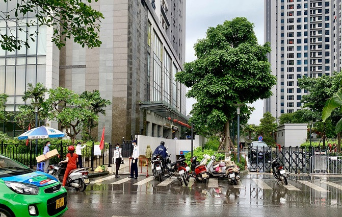  Phong tỏa tạm thời tòa R4 chung cư Goldmark City. Tòa nhà R4, chung cư Goldmark City tại quận Bắc Từ Liêm, Hà Nội vừa bị tạm thời bị phong tỏa do có ca dương tính với SARS-CoV-2 là chị L.T.A.H. (43 tuổi, là F1 của bệnh nhân 5243 trú tại Park 11, Times City). Trước đó, tòa nhà này đã được phun khử khuẩn. Ảnh: NLĐ