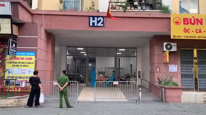  Phong tỏa tòa nhà khu đô thị Việt Hưng. Ngày 23/5, toà chung cư H2, khu đô thị Việt Hưng (Long Biên, Hà Nôi) bị phong tỏa do liên quan ca dương tính SARS-CoV-2 của nam sinh ở Times City. Ca dương tính có liên quan đến bệnh nhân N.V.C., nam, sinh năm 2010, sống tại chung cư Park 11, Khu đô thị Times City, là học sinh trường Vin School Times City.