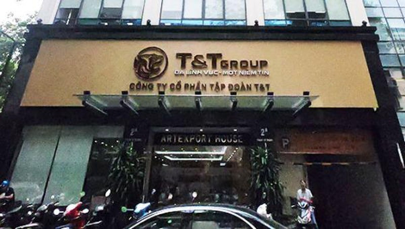  Phong tỏa tạm thời tòa nhà Công ty T&amp;T. Ngày 23/5, quận Hoàn Kiếm (Hà Nội) đã có quyết định tạm thời phong tỏa Công ty T&amp;T (số 2A Phạm Sư Mạnh, phường Phan Chu Trinh) - nơi làm việc của bệnh nhân Đ.B.L - để thực hiện phun khử khuẩn. Bệnh nhân L. là mẹ của nam sinh N.V.C Trường Vinschool, sinh sống tại khu đô thị Times City, quận Hoàng Mai).